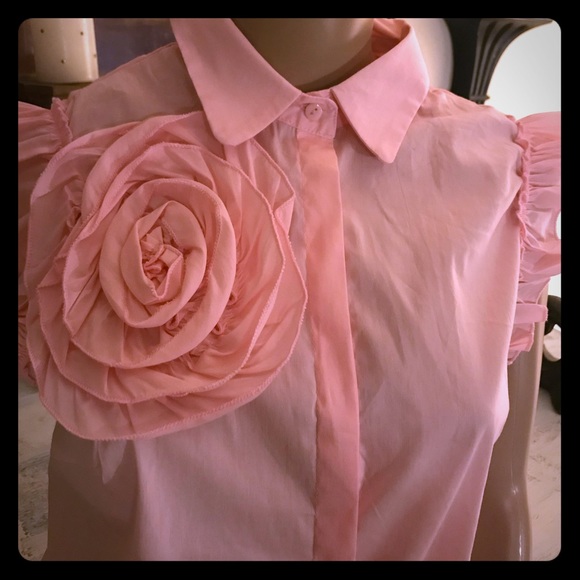 Tops - NWT beautiful blouse